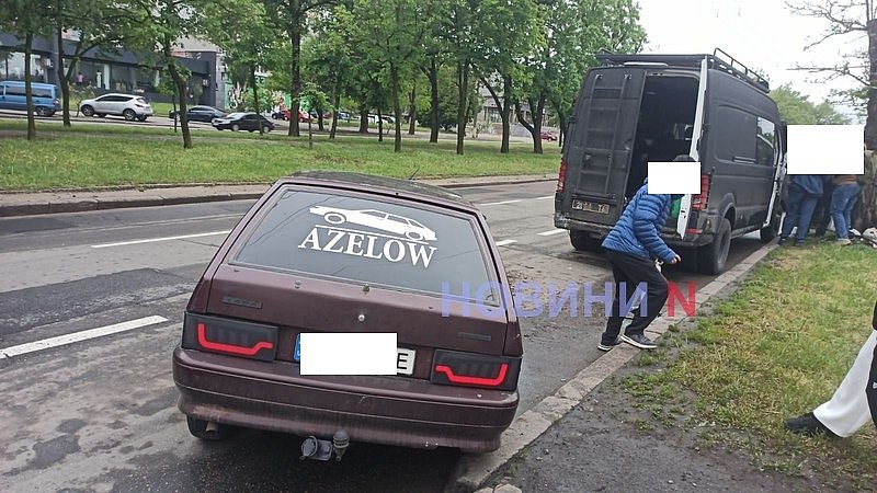У Миколаєві «ВАЗ» влетів у Volkswagen: є постраждала, рух паралізувала пробка