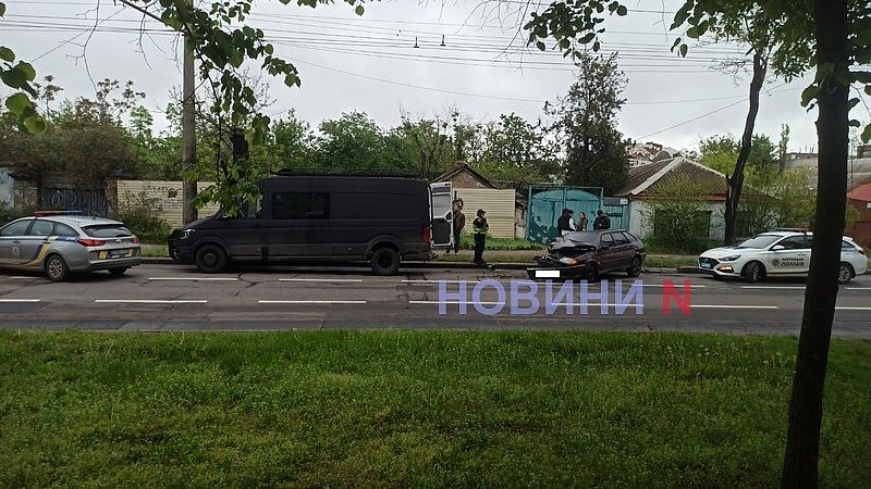 У Миколаєві «ВАЗ» влетів у Volkswagen: є постраждала, рух паралізувала пробка