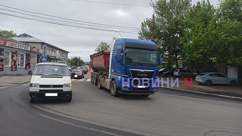 На перекрестке в Николаеве произошло ДТП: образовалась пробка