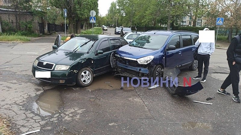 В Николаеве столкнулись Skoda и Dacia: движение затруднено