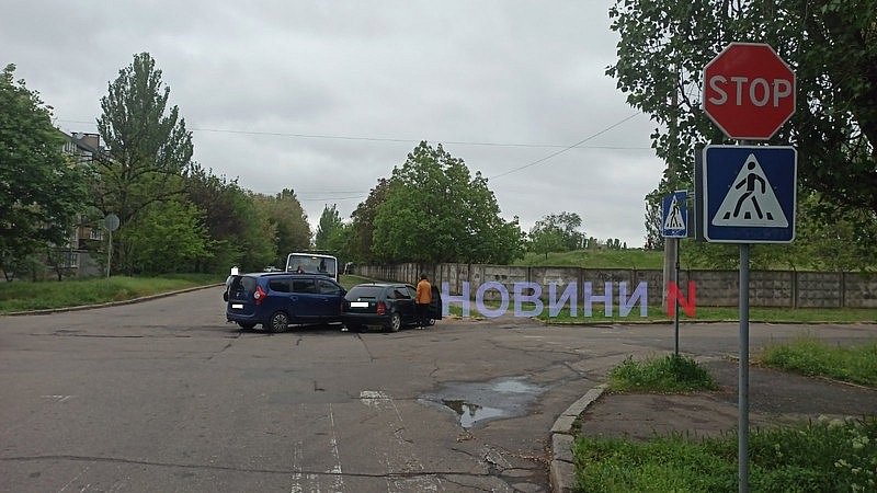 В Николаеве столкнулись Skoda и Dacia: движение затруднено