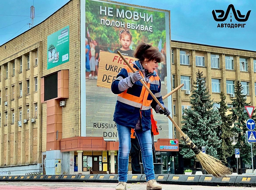 Прибирання вулиць та зливової системи: в «ЕЛУ Автодоріг» відзвітували про роботу в центрі Миколаєва