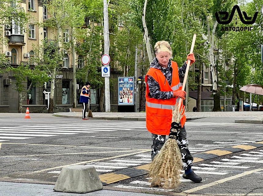 Прибирання вулиць та зливової системи: в «ЕЛУ Автодоріг» відзвітували про роботу в центрі Миколаєва