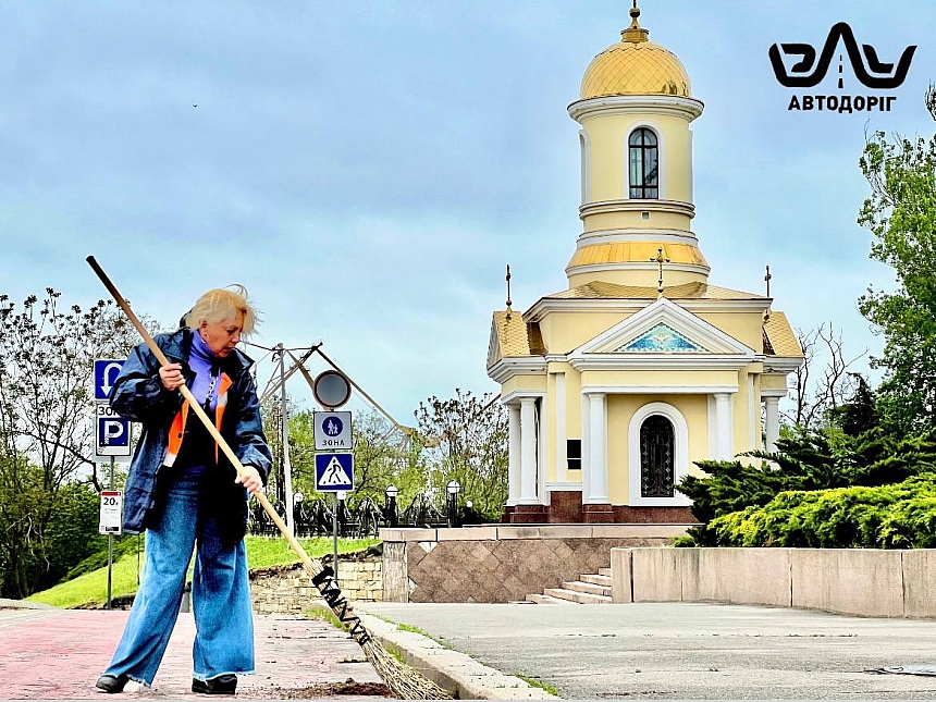Прибирання вулиць та зливової системи: в «ЕЛУ Автодоріг» відзвітували про роботу в центрі Миколаєва