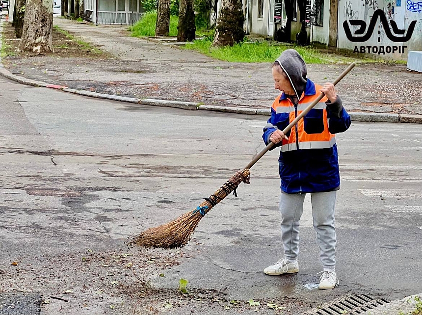 Прибирання вулиць та зливової системи: в «ЕЛУ Автодоріг» відзвітували про роботу в центрі Миколаєва