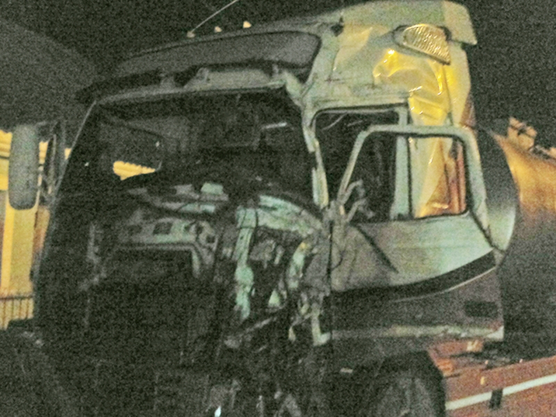В Николаевской области столкнулись самосвал и грузовик. Одного из водителей пришлось извлекать из «железной ловушки»