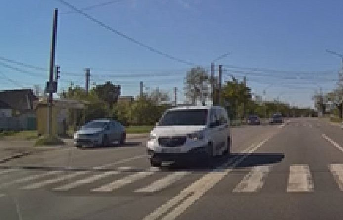 «Красный – не помеха»: в Николаеве сняли грубое нарушение правил дорожного движения