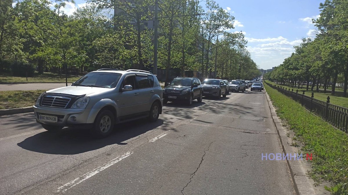 Микроавтобус и кроссовер столкнулись в центре Николаева: на проспекте пробка