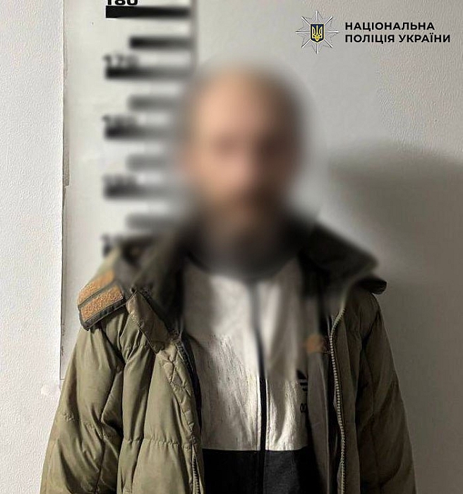 У Києві чоловік передавав наркотики обвинуваченому просто під час суду. Фото: ГУ НП у місті Києві