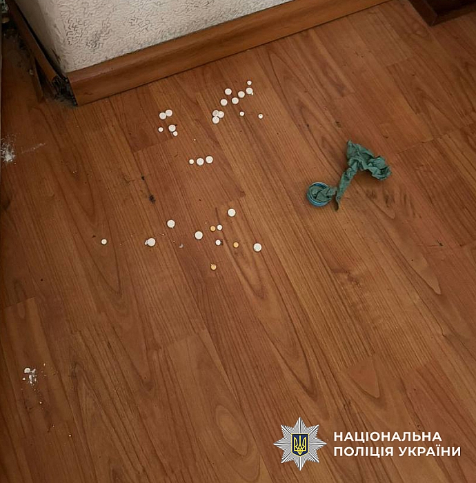 В Киеве мужчина передавал наркотики обвиняемому прямо во время суда