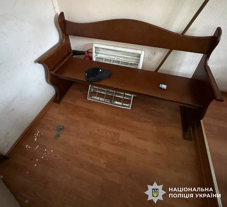 В Киеве мужчина передавал наркотики обвиняемому прямо во время суда