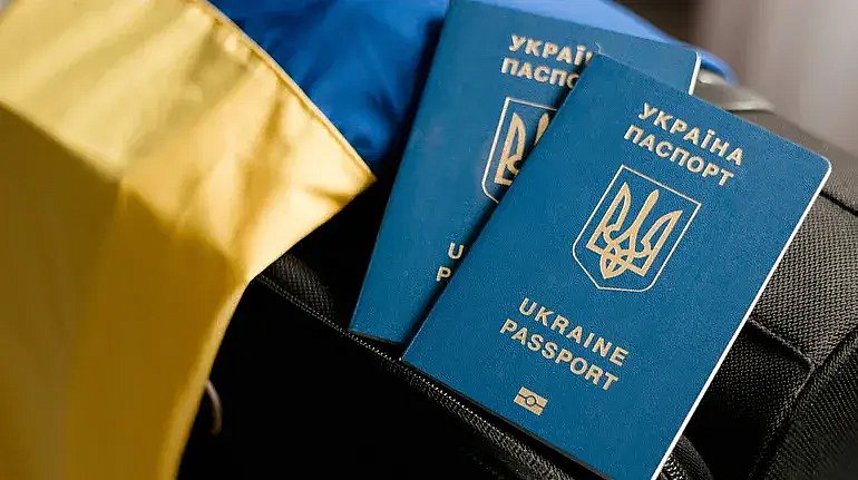 В Украине разрешили выезд за границу всем женщинам