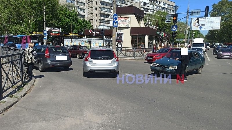 З'ясовують, хто проїхав на «червоний»: у центрі Миколаєва аварія спровокувала велику пробку