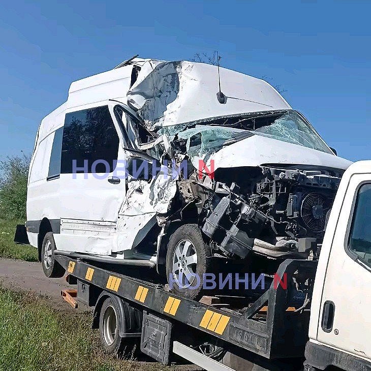 Рейсовый микроавтобус врезался в дерево в Николаевской области: пострадали пассажиры