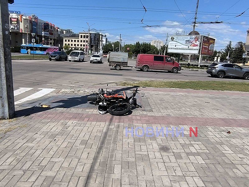 Швидка допомога та мотоцикліст зіткнулися на перехресті у центрі Миколаєва: є постраждалий