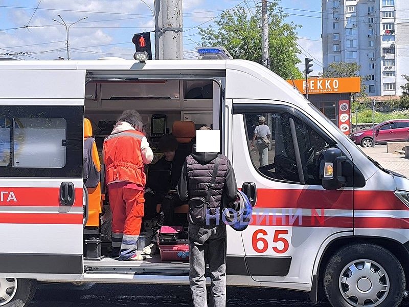 Скорая помощь и мотоциклист столкнулись на перекрестке в центре Николаева: есть пострадавший