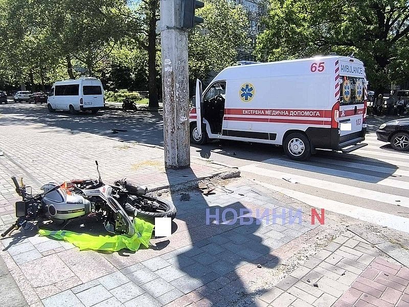 Швидка допомога та мотоцикліст зіткнулися на перехресті у центрі Миколаєва: є постраждалий