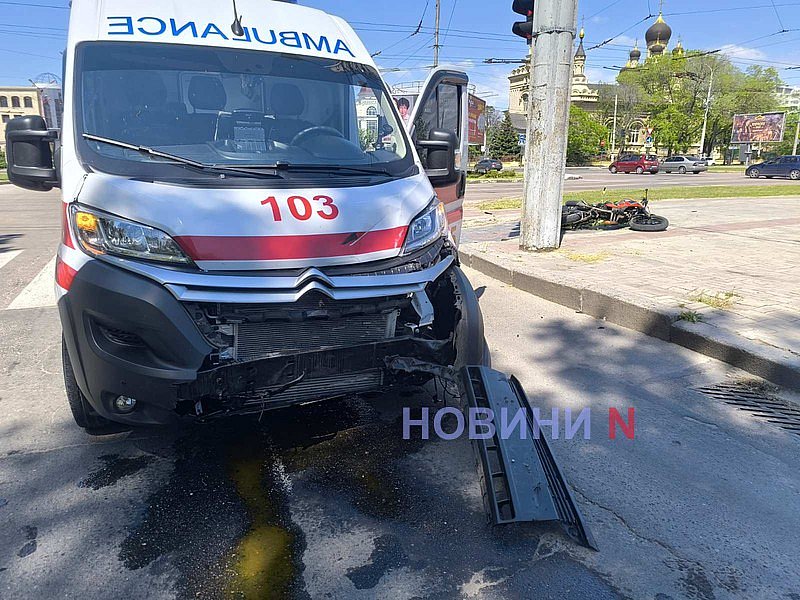 Швидка допомога та мотоцикліст зіткнулися на перехресті у центрі Миколаєва: є постраждалий