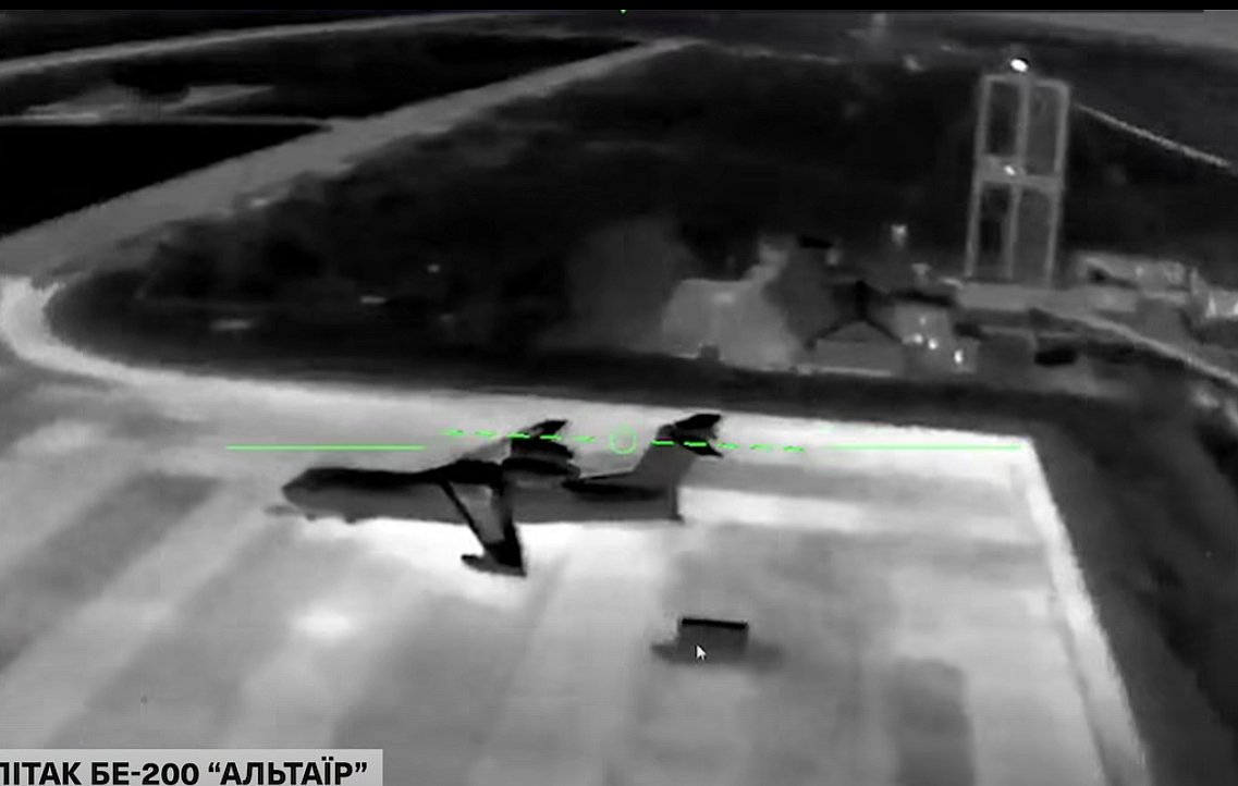 Украина усиливает дальнобойные удары: Зеленский показал видео атаки военных и нефтяных объектов РФ