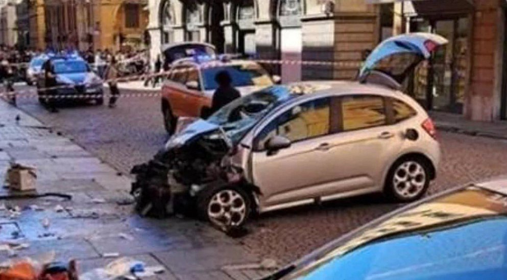 В Италии автомобиль въехал в толпу пешеходов: пострадали люди, женщине оторвало ноги