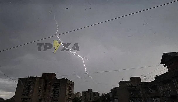 Молния ударила в многоэтажку, а дороги покрыло льдом: запад Украины накрыла мощная непогода