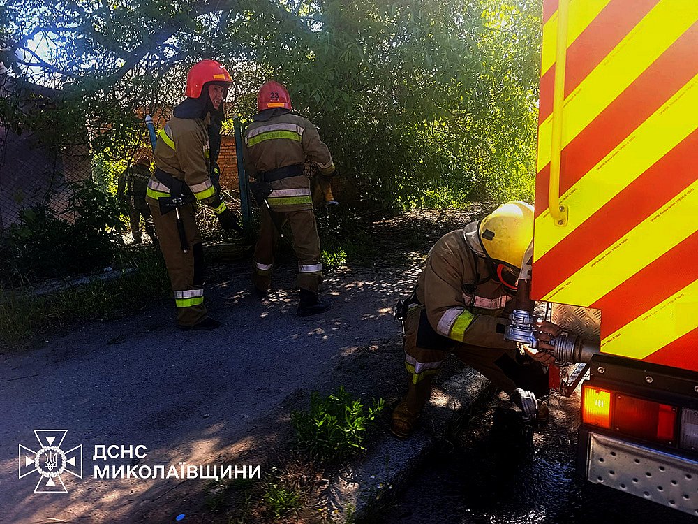 В Николаевской области горел гараж, постройки и дом: фото происшествий