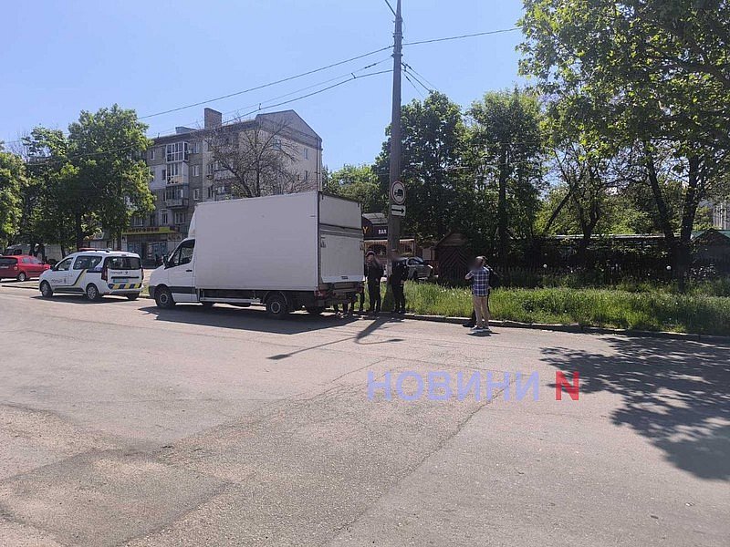 В Николаеве полицейские обыскивают автомобиль «Фольксваген»: от комментариев отказываются