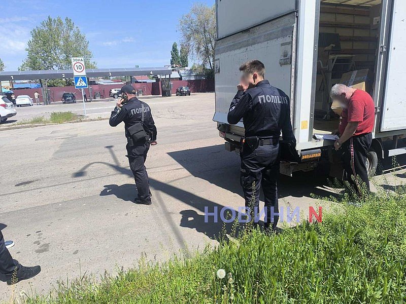 В Николаеве полицейские обыскивают автомобиль «Фольксваген»: от комментариев отказываются