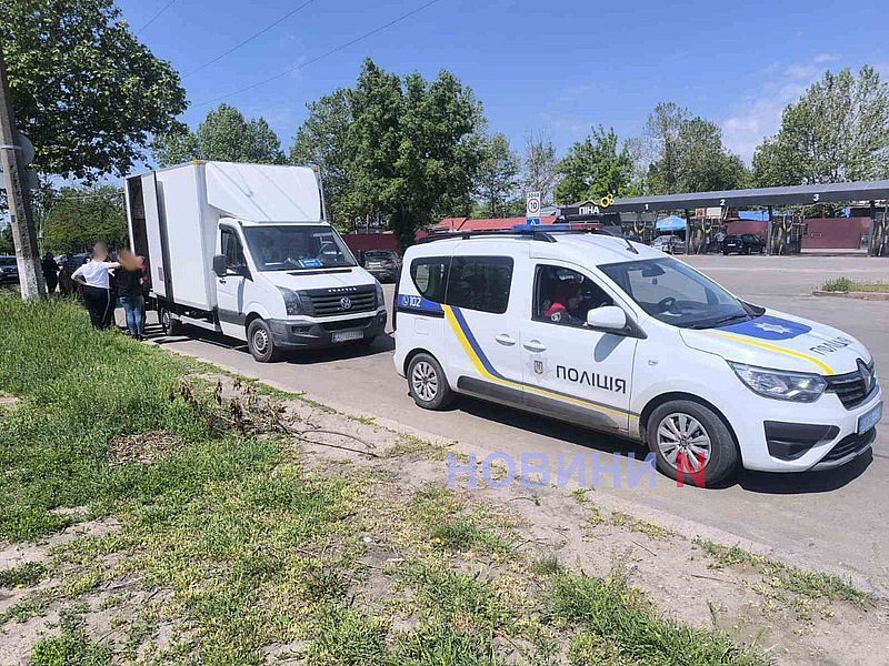 В Николаеве полицейские обыскивают автомобиль «Фольксваген»: от комментариев отказываются