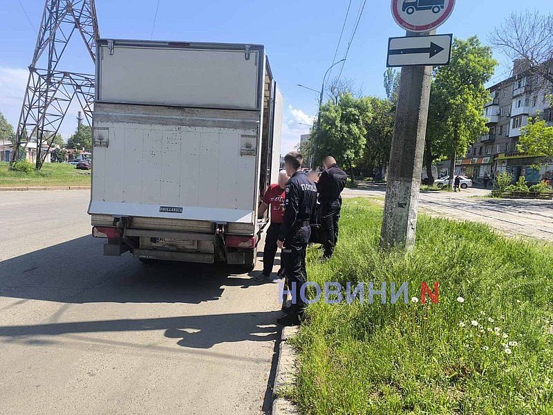 В Николаеве полицейские обыскивают автомобиль «Фольксваген»: от комментариев отказываются