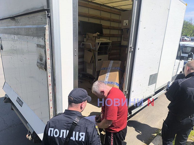 В Николаеве полицейские обыскивают автомобиль «Фольксваген»: от комментариев отказываются