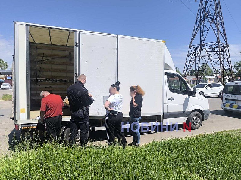 В Николаеве полицейские обыскивают автомобиль «Фольксваген»: от комментариев отказываются