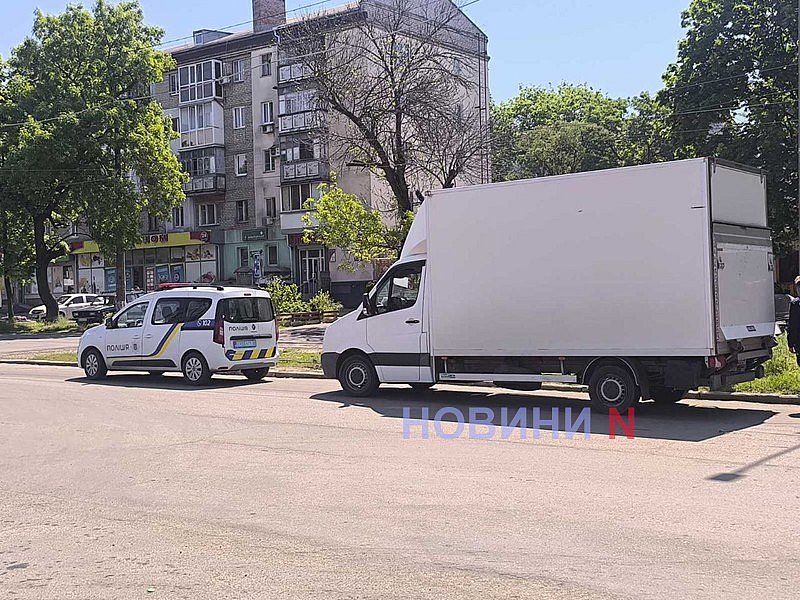 В Николаеве полицейские обыскивают автомобиль «Фольксваген»: от комментариев отказываются
