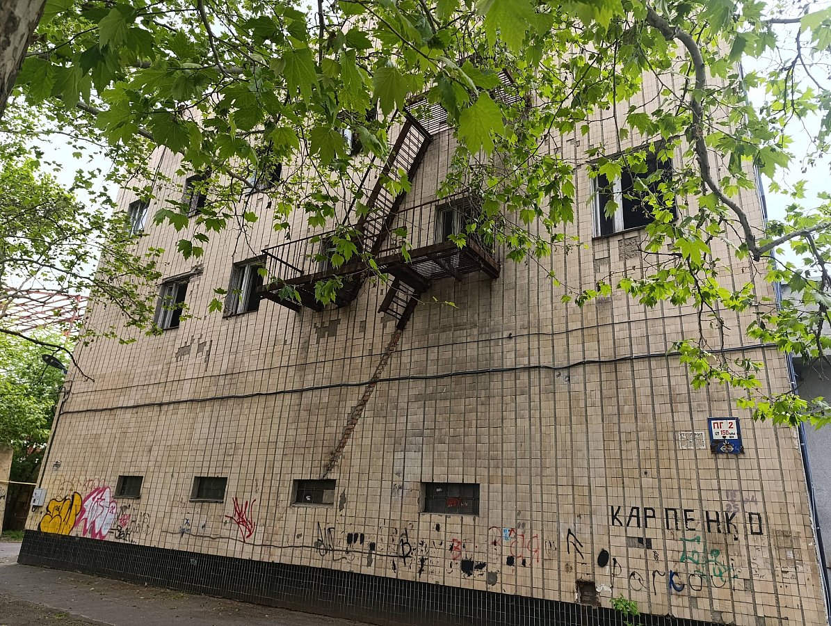  В Николаеве активно разрушается кинотеатр «Искра» (фото)