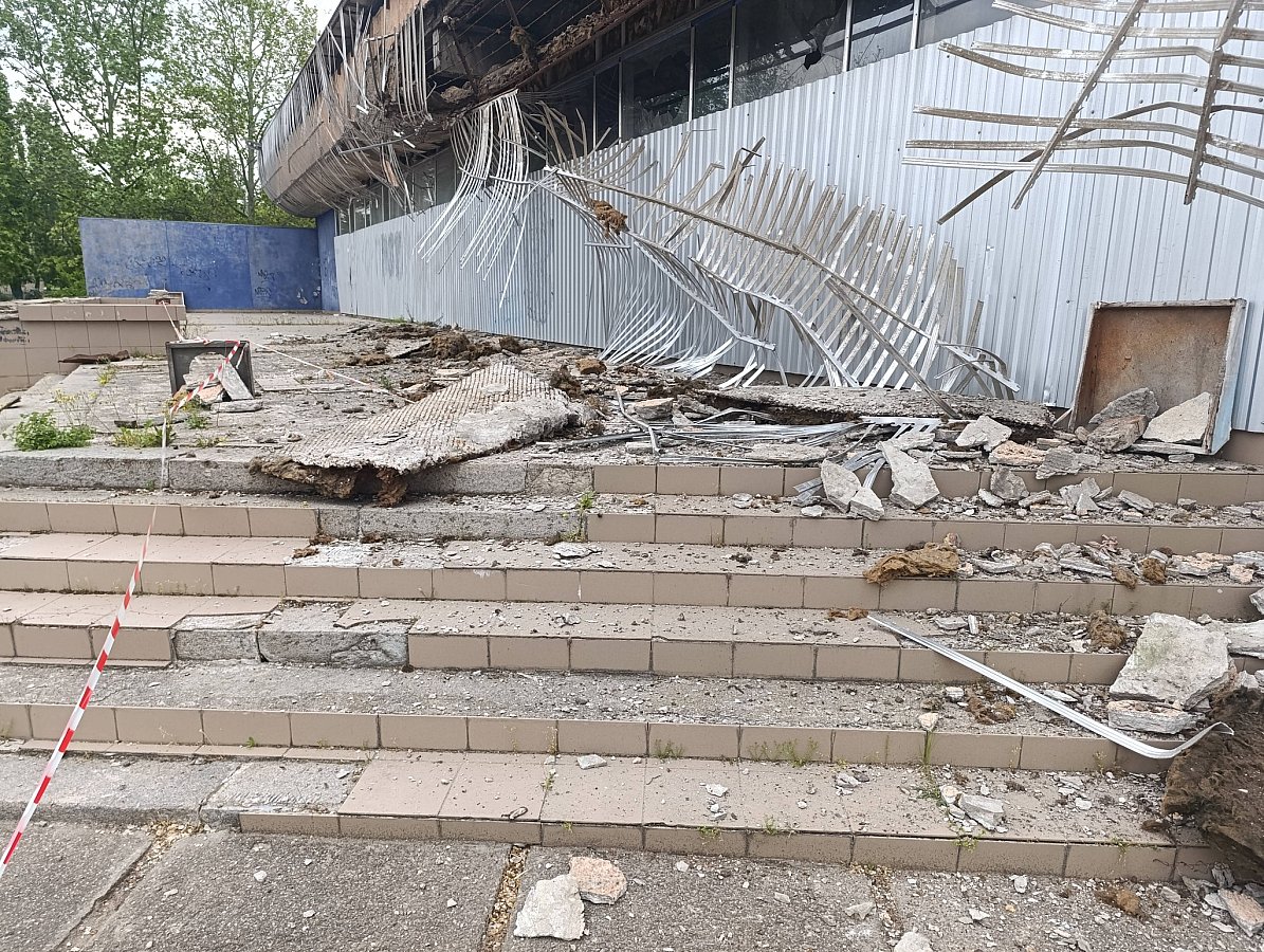 У Миколаєві активно руйнується кінотеатр \"Іскра\" (фото)
