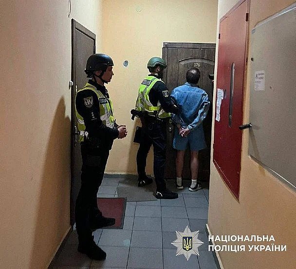 В Киеве мужчина устроил стрельбу в квартире