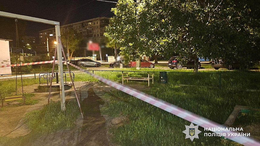 В Одесі на дитячому майданчику виявили тіло пенсіонерки з перерізаною шиєю. Фото: ГУ НП в Одеській області.