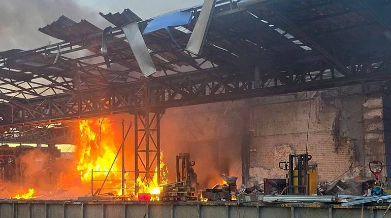 Дроны трижды нанесли удары по депо "Новой почты" в Харькове