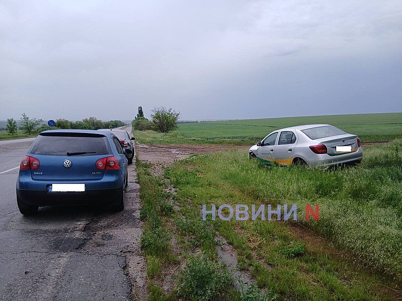На трассе под Николаевом Renault столкнулся с Volkswagen и вылетел с проезжей части
