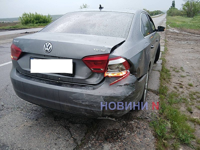 На трассе под Николаевом Renault столкнулся с Volkswagen и вылетел с проезжей части