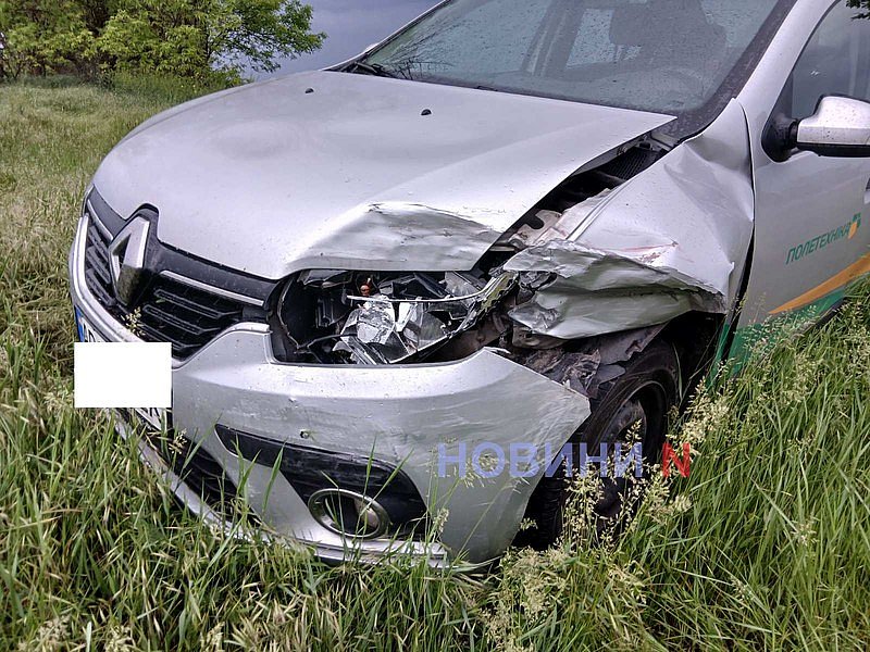 На трассе под Николаевом Renault столкнулся с Volkswagen и вылетел с проезжей части
