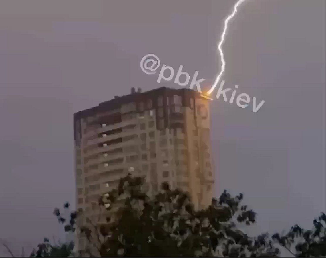 Удары молний по многоэтажкам в Киеве и области зафиксированы на видео: сообщают о пожаре