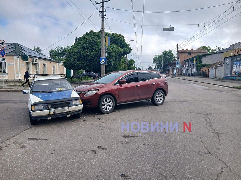 «Мазда» протаранила ЗАЗ в центре Николаева