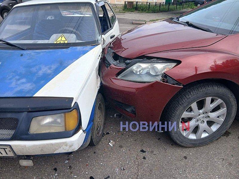 «Мазда» протаранила ЗАЗ в центре Николаева