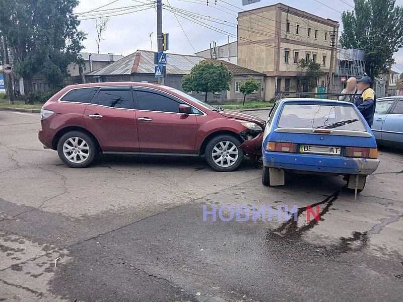 «Мазда» протаранила ЗАЗ в центре Николаева