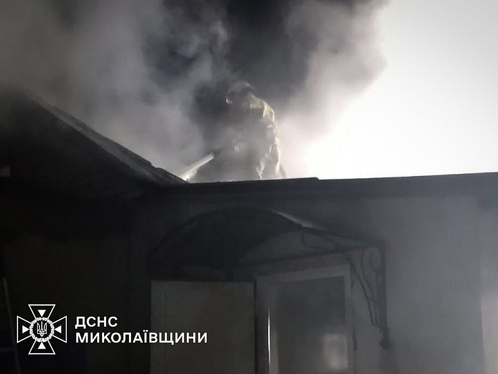 В Украинке Николаевского района ночью масштабно горела кровля жилого дома