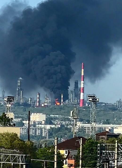 В Самарской области загорелся Сызранский НПЗ после атаки дронов