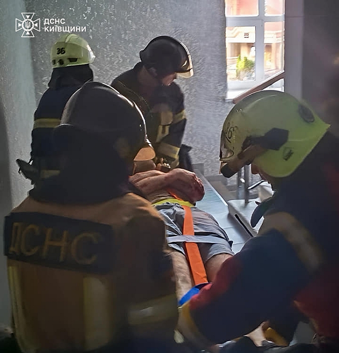 В Киевской области мужчина выпал из окна восьмого этажа на крышу магазина