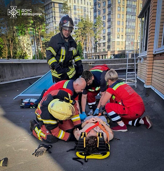 На Київщині чоловік впав з вікна восьмого поверху на дах магазину