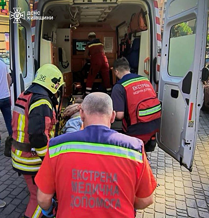На Київщині чоловік впав з вікна восьмого поверху на дах магазину